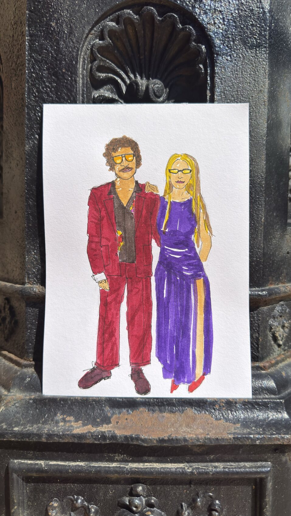 Paar, rotes und violettes Outfit